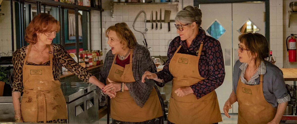 Le quattro “nonne” protagoniste di Nonnas — Susan Sarandon, Brenda Vaccaro, Lorraine Bracco e Talia Shire — tra complicità e rivalità ai fornelli