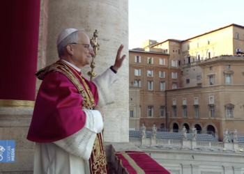 Papa Leone XIV giovedì da poco eletto, mentre saluta la folla di fedeli a San Pietro (Screenshot)