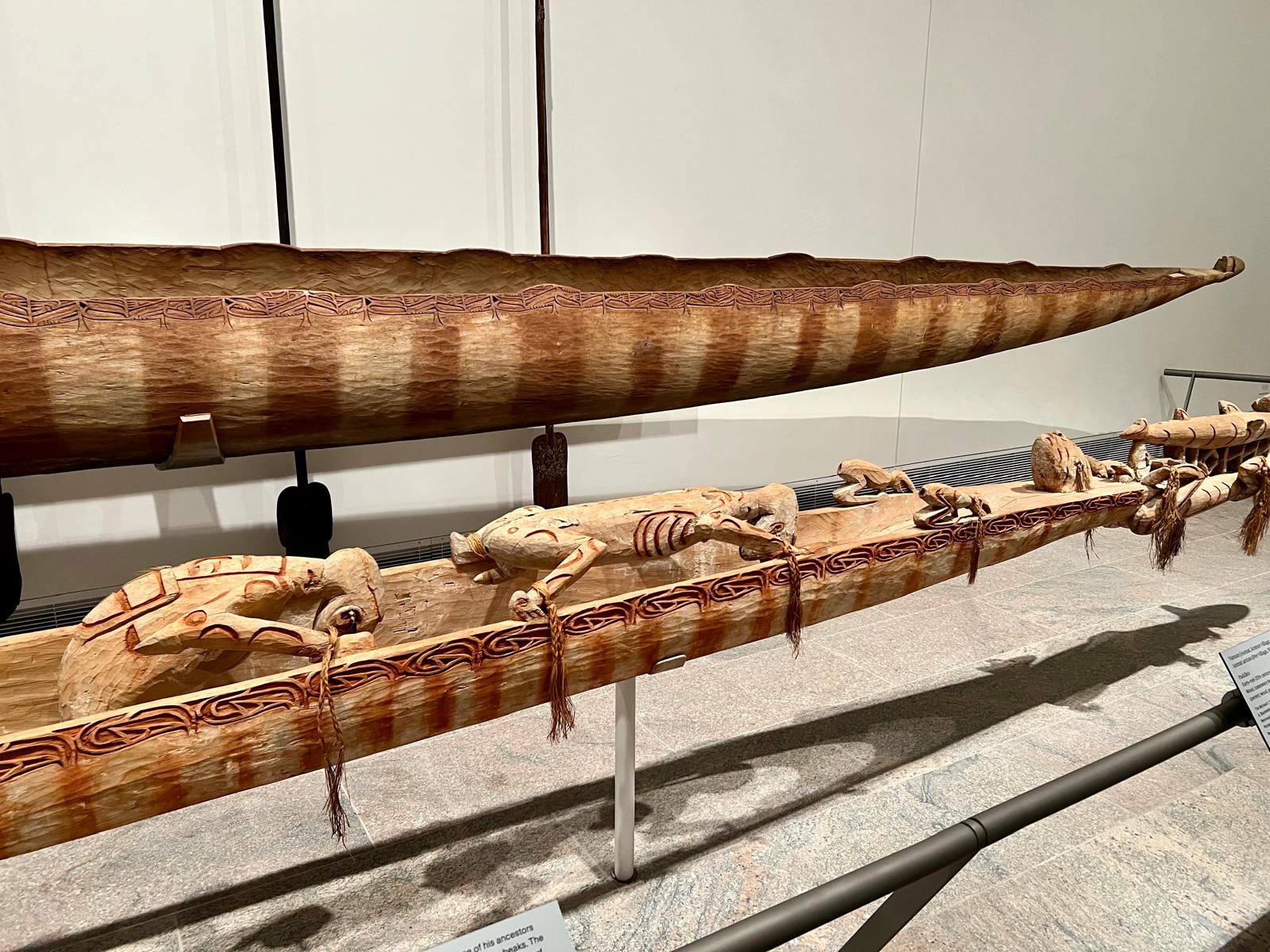 Canoe cerimoniali scolpite provenienti dalla Papua Nuova Guinea, esposte nella galleria Oceania della Michael C. Rockefeller Wing al Metropolitan Museum of Art.