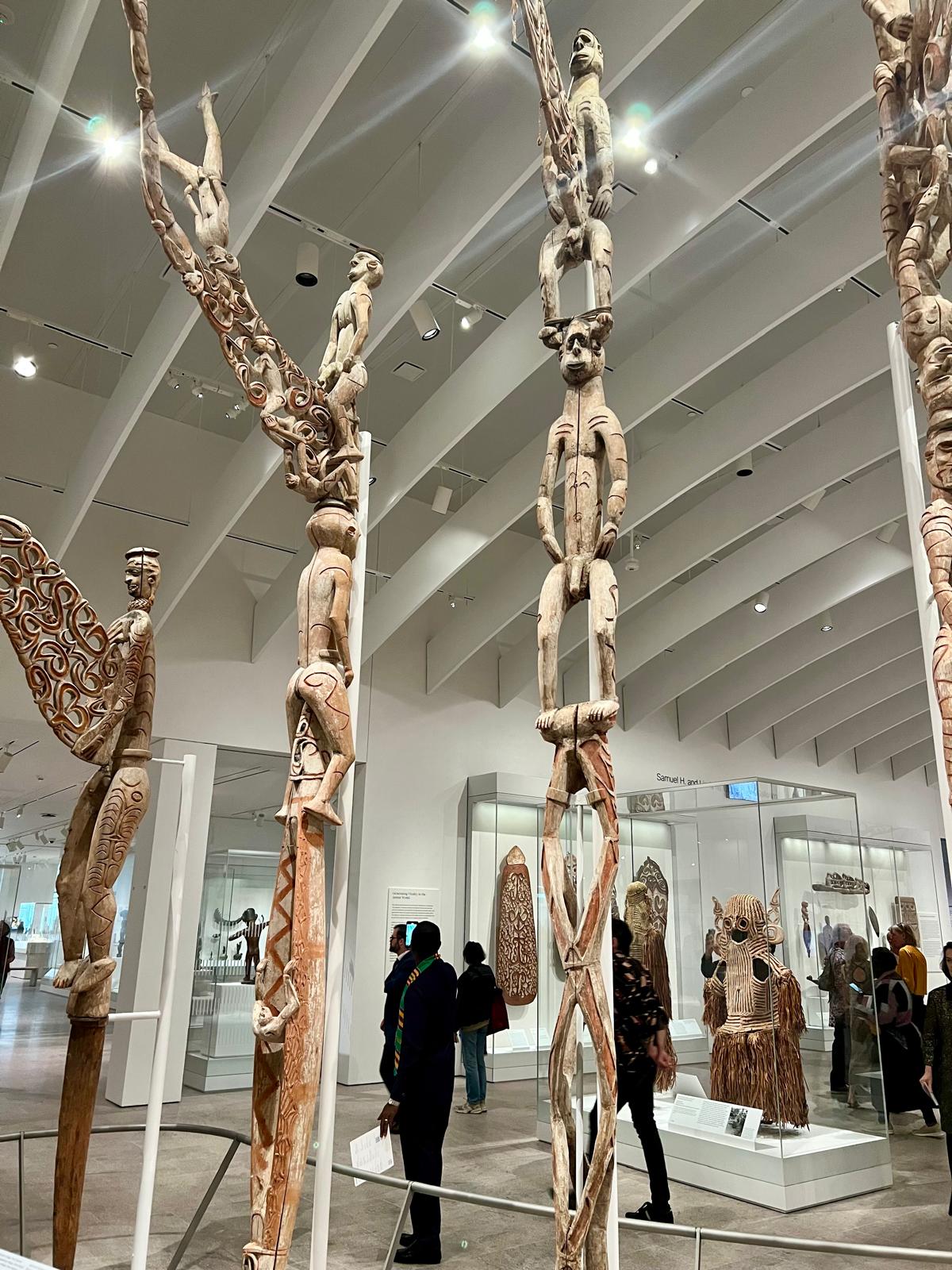 Oceania della Michael C. Rockefeller Wing al Metropolitan Museum of Art osservano alti pali cerimoniali della Papua Nuova Guinea