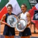 Jasmine Paolini (sinistra) e Sara Errani (destra) con in mano il trofeo del doppio femminile agli Internazionali di Roma /ANSA