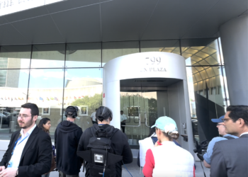 Giornalisti in attesa di Mike Witkoff e degli ambasciatori del Consiglio di Sicurezza fuori dalla Missione degli Stati Uniti alla Nazioni Unite (Foto VNY)