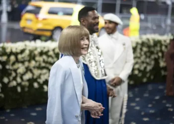 Anna Wintour al fianco dell'attore Colman Domingo, e sullo sfondo il pilota  Louis Hamilton durante la serata del Met Gala 2025- Ansa