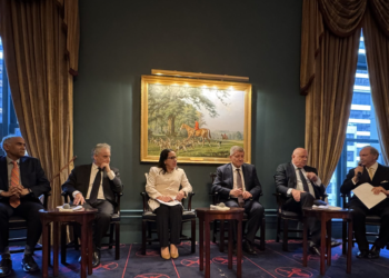 Da sin: gli ambasciatori Parvathaneni Harish (India), Maurizio Massari (Italia), Carolyn Rodrigues-Birkett (Guyana), e poi Guy Ryder (Sottosegretario Generale ONU per le Politiche), e il giornalista Gerard Baker (columnist e già direttore del Wall Street Journal). Ultimo a destra Mario Platero (Presidente GEI).