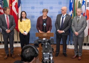 Barbara Woodward (at podium), Permanent Representative of the United Kingdom to the United Nations, briefs reporters on the humanitarian situation in Gaza.
With her are, from left to right, Samuel Žbogar, Permanent Representative of Slovenia to the United Nations; Christina Markus Lassen, Permanent Representative of Denmark to the United Nations; Evangelos Sekeris, Permanent Representative of Greece to the United Nations and President of the Security Council for the month of May; and Jérôme Bonnafont, Permanent Representative of the Republic of France to the United Nations. (UN Photo/Manuel Elías)
