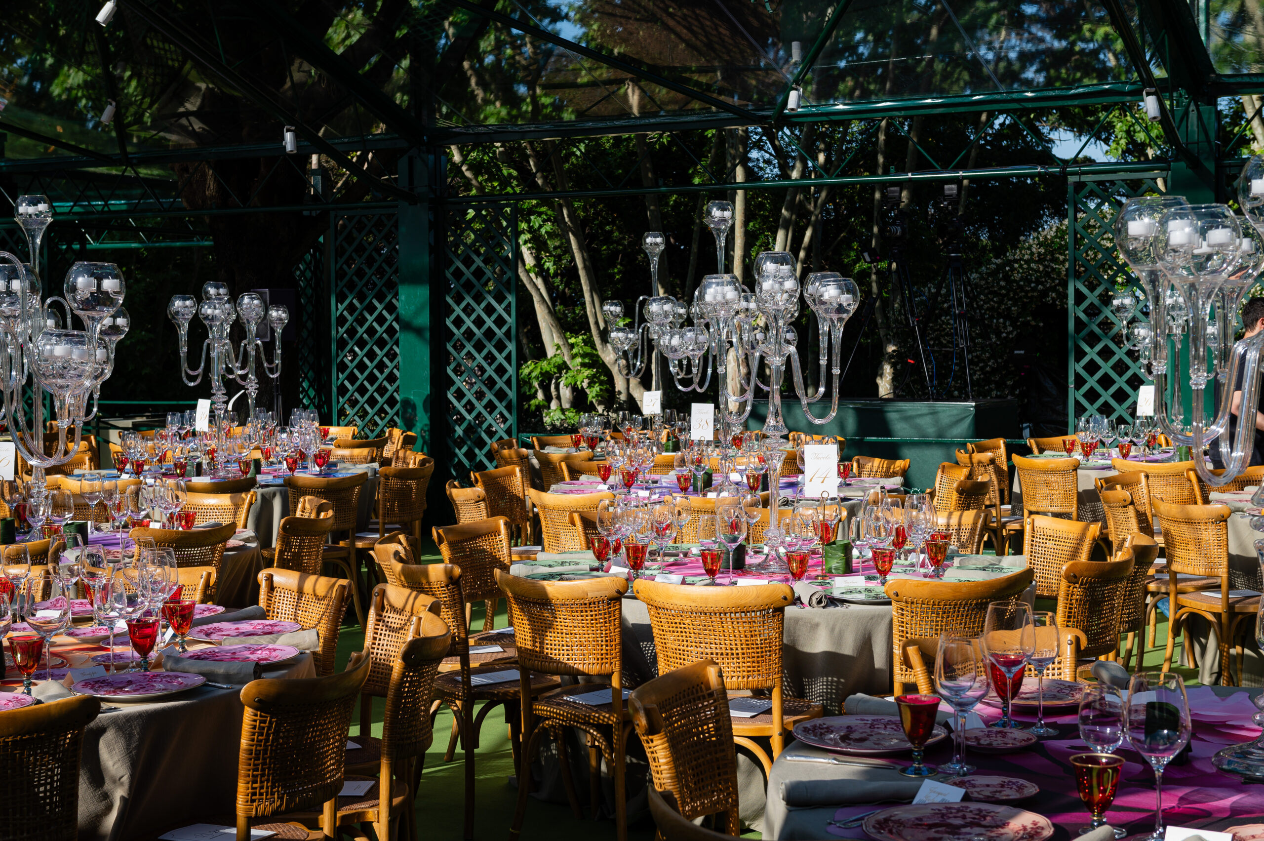 La scenografia dei tavoli sotto la serra trasparente di Villa Aurelia, durante la serata del McKim Medal Gala. (© American Academy in Rome / Foto: Riccardo Ghilardi)