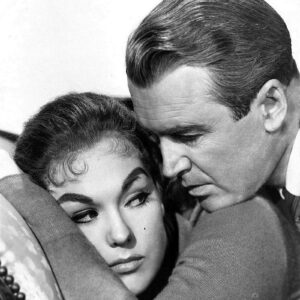 Kim Novak e James Stewart in una scena di Vertigo (1958), capolavoro di Alfred Hitchcock