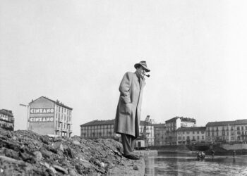 Lo scrittore belga Georges Simenon osserva la Darsena che gli ricorda il canale Saint Martin di Parigi. Milano, 1957