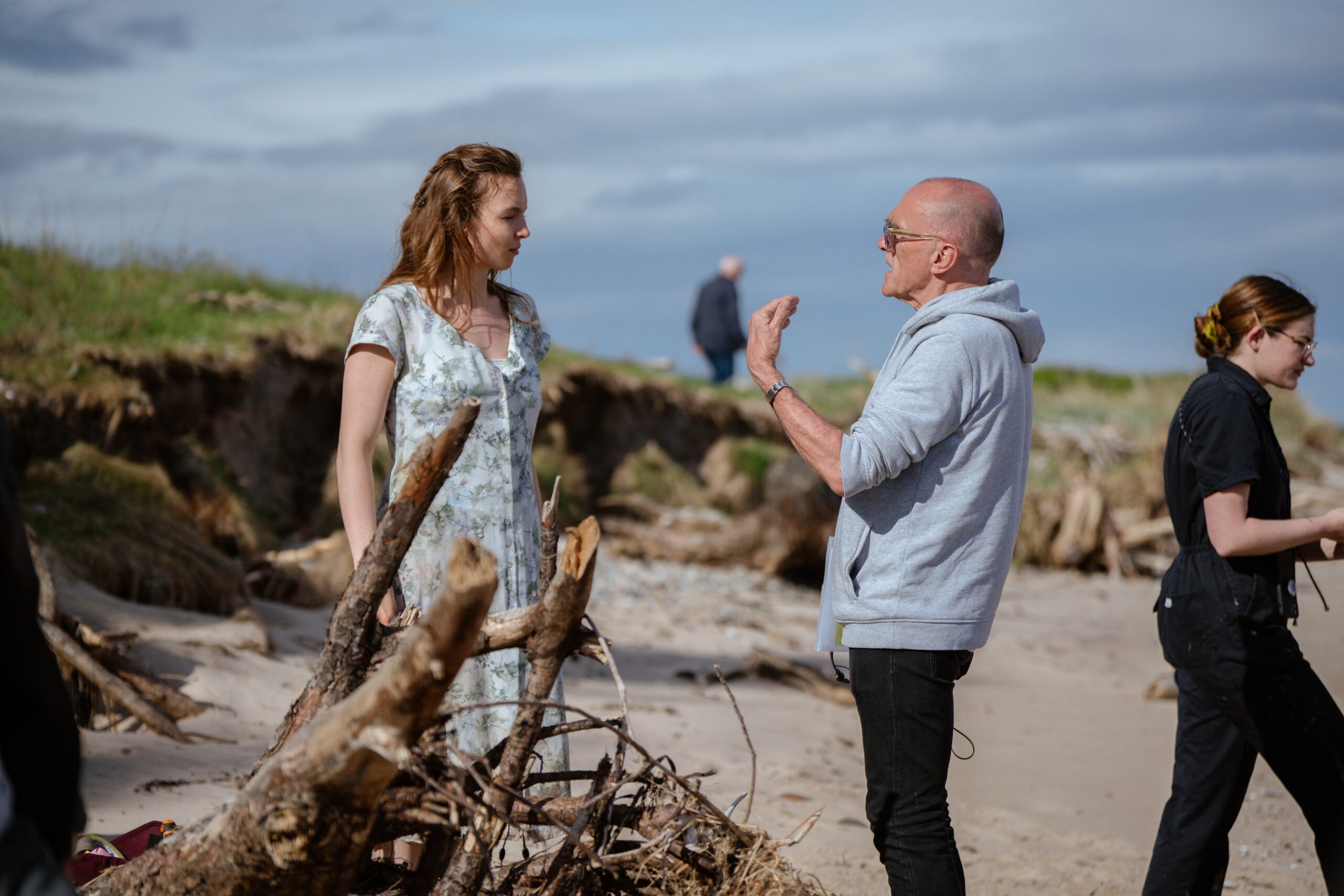 Il regista Danny Boyle sul set di 28 Years Later, in una pausa di lavorazione con l’attrice Jodie Comer.Credit: Ufficio Stampa