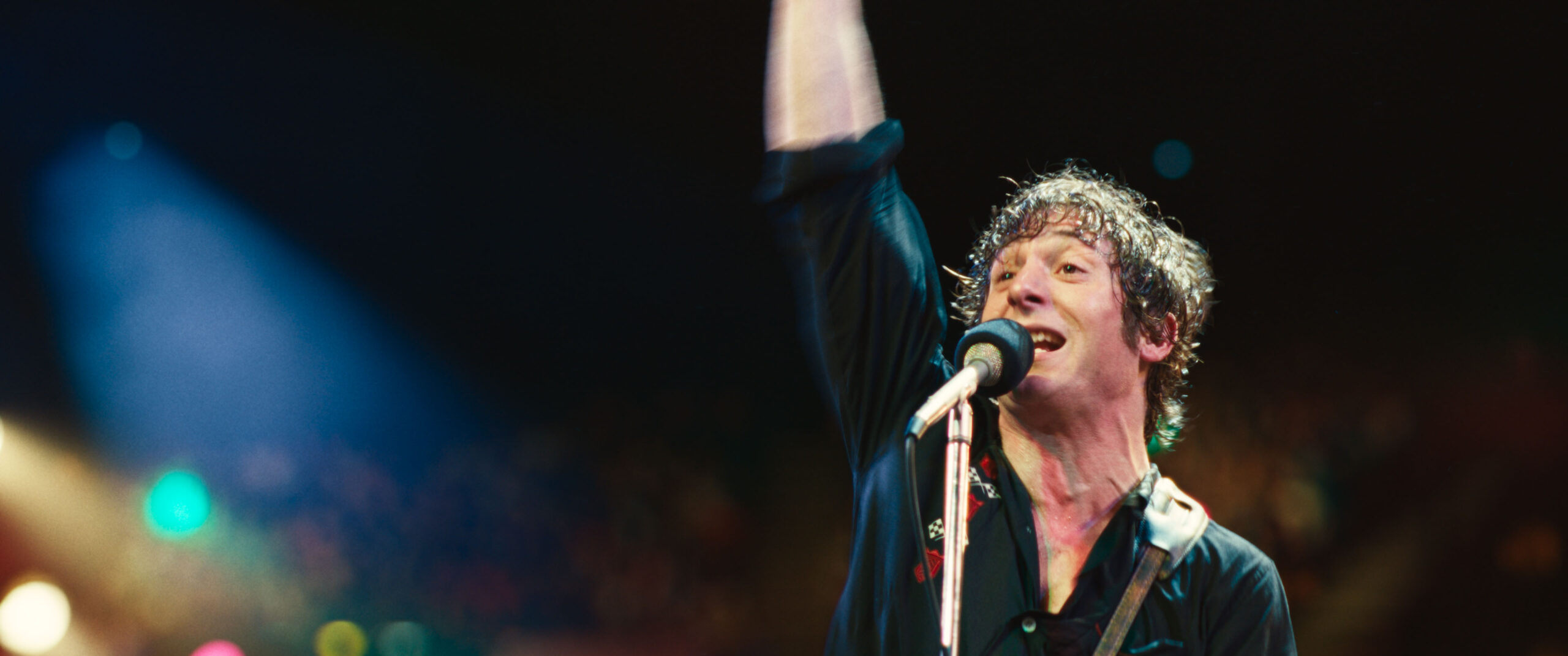 Jeremy Allen White nei panni di Bruce Springsteen in una scena del film Liberami dal Nulla