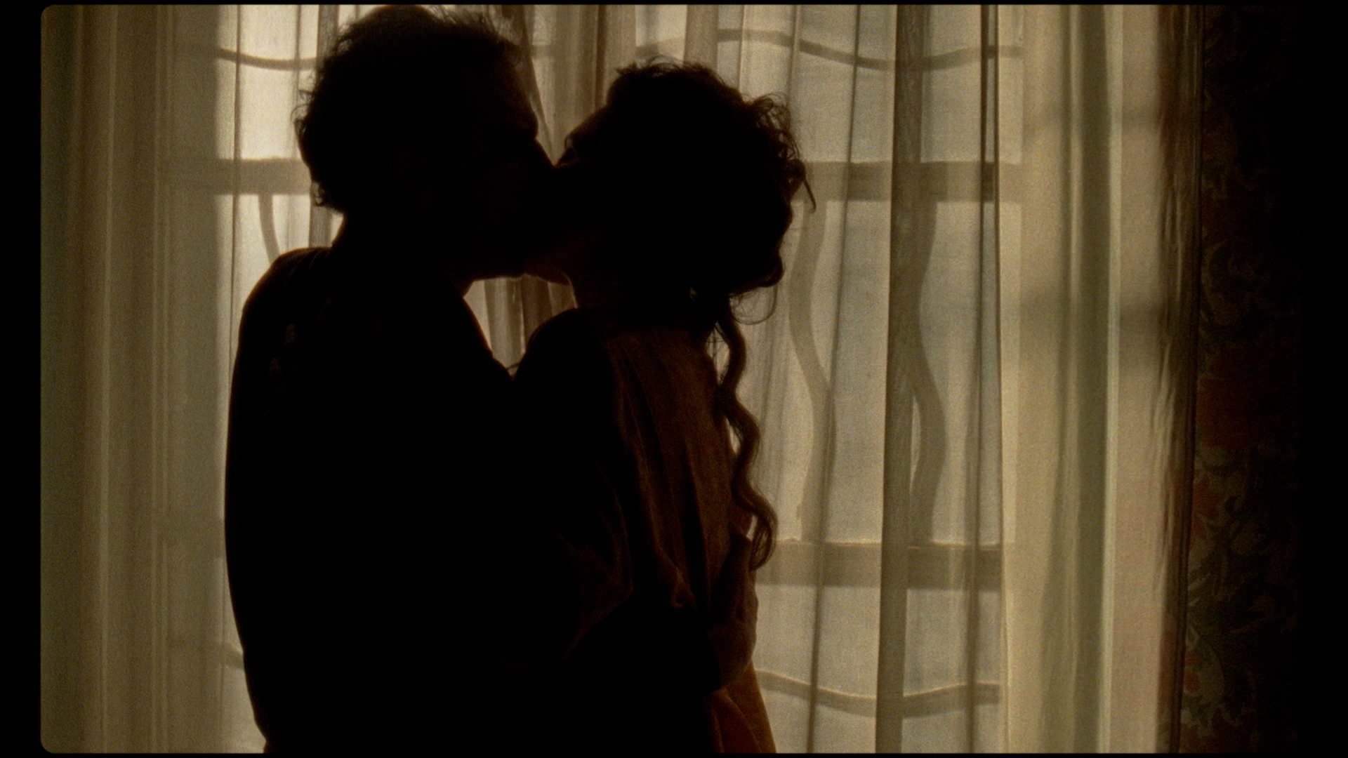 Una scena da Sulla terra leggeri di Sara Fgaier. La memoria di un amore perduto si intreccia a visioni, sogni e rituali antichi.Courtesy: Cinecittà / Open Roads