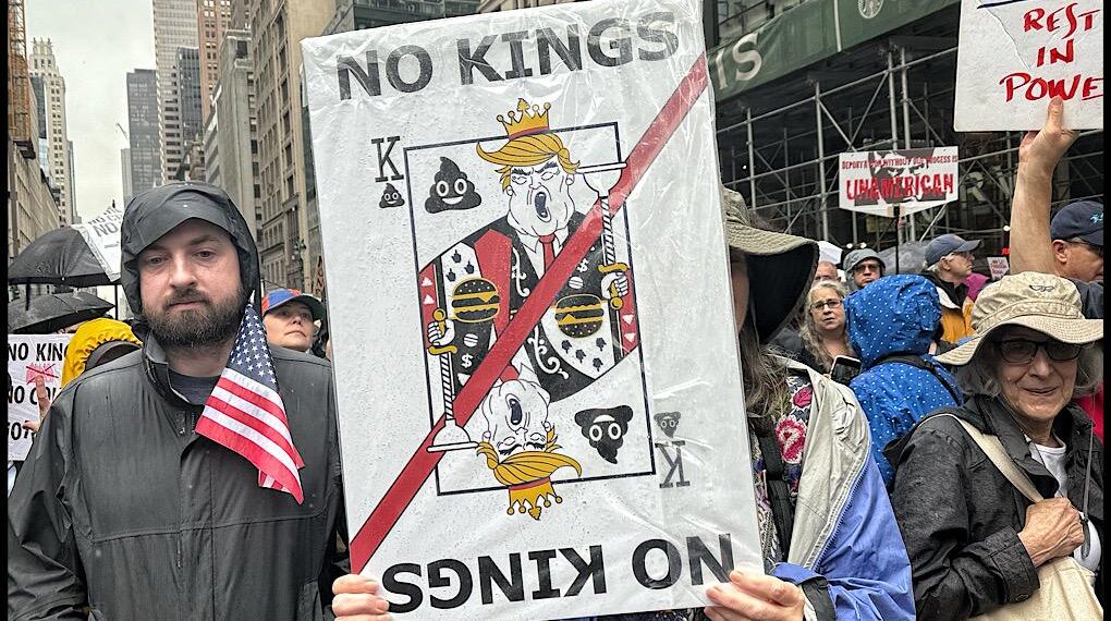 Uno degli slogan alla protesta di No Kings Day a New York, 14 giugno 2025 - Foto di Terry W. Sanders