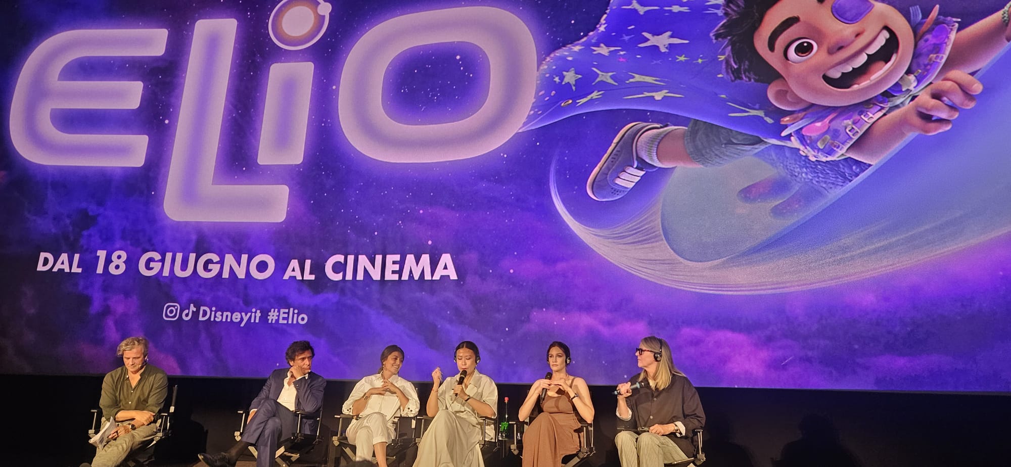 Le registe Domee Shi e Madeline Sharafian, la produttrice Mary Alice Drumm, e i doppiatori Alessandra Mastronardi e Adriano Giannini durante la presentazione romana di Elio, il nuovo film Pixar in uscita negli Stati Uniti il 20 giugno. Credit: Ufficio stampa