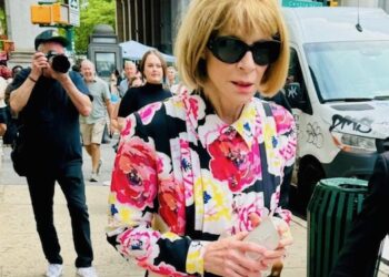Anna Wintour durante la settimana della moda di New York P/E 2024 / VNY Media