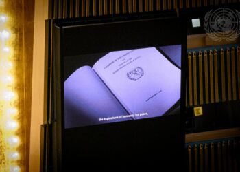Una veduta dell'Assemblea Generale con la UN Charter nello schermo durante la cerimonia (UN Photo /Loey Felipe)