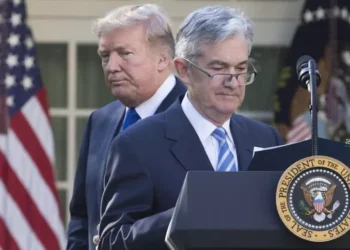 Donald Trump e Jerome Powell (in primo piano) nel giardino della Casa Bianca /ANSA