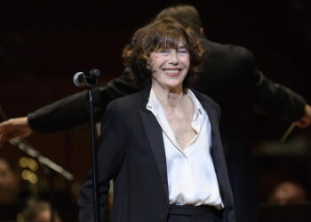 epa10749298 British actress and singer Jane Birkin performs on stage at the Festival Antigel in Geneva, Switzerland, 09 February 2018 (re-issued 16 July 2023). The British actress and singer Jane Birkin was found dead at her home in Paris on 16 July 2023.  EPA/MARTIAL TREZZINI