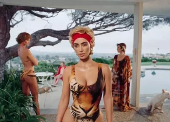 Campagna della linea beachwear Skims x Roberto Cavalli in cui è protagonista Kim Kardashian / Ansa