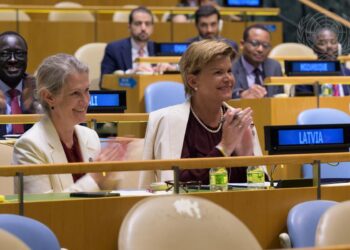 La ministra degli Esteri della Lettonia (Latvia), Baiba Braze (a destra) e l'ambasciatrice lettone all'ONU, Sanita Pavluta-Deslandes, esultano usbito dopo il voto dell'Assemblea Generale che fa entrare per la prima volta il loro paese nel Consiglio di Sicurezza (Foto ONU - Manuel Elias)
