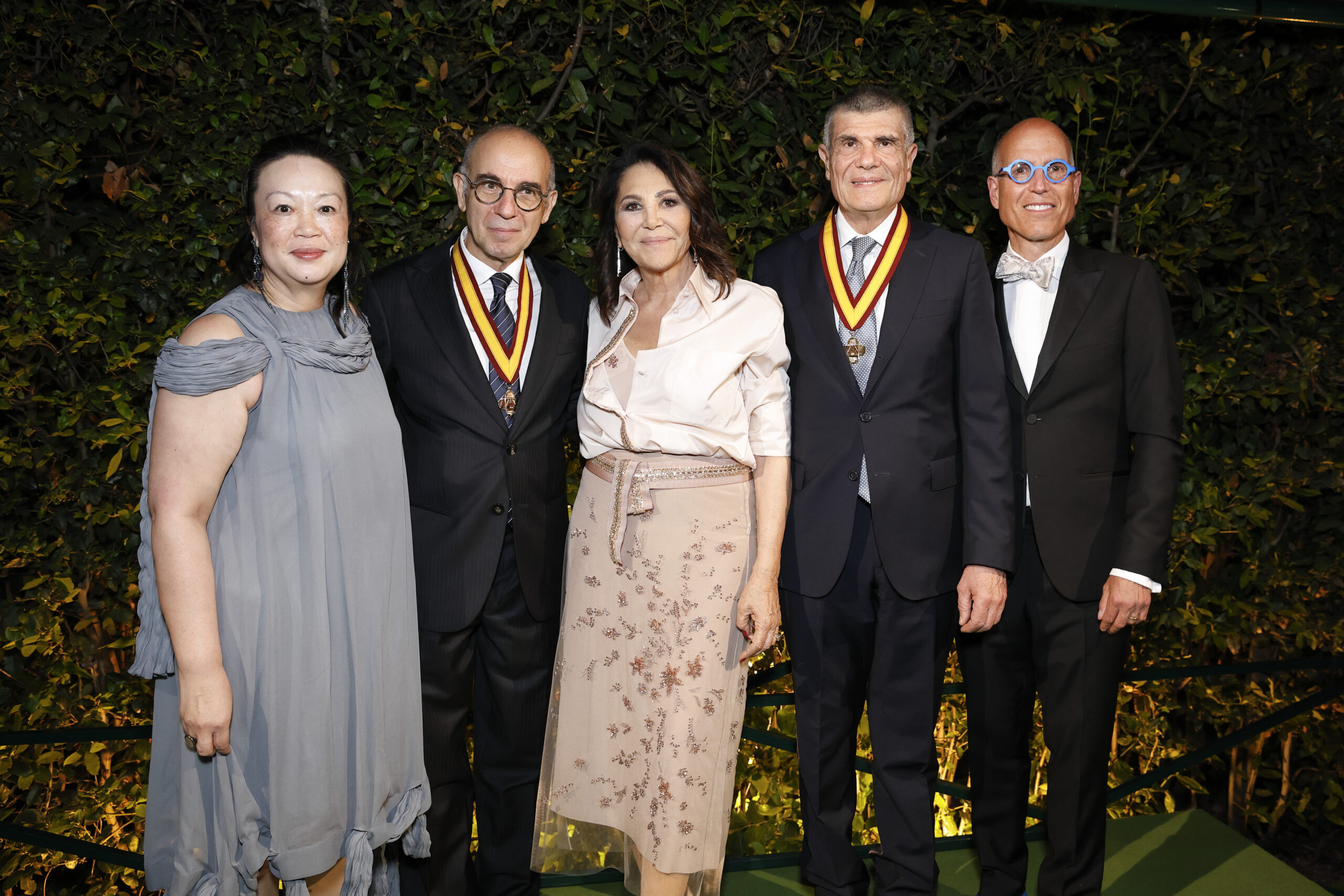 I premiati con Beatrice Bulgari e i rappresentanti dell’AcademyDa sinistra: Aliza Wong (direttrice dell’Academy), Giuseppe Tornatore, Beatrice Bulgari (Gala Chair), Virgilio Sacchini e Calvin Tsao (Chair del Board of Trustees). (© American Academy in Rome / Foto: Riccardo Ghilardi)