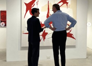 L'artista Roberto Maria Lino con l'ex sindaco Bill De Blasio alla inaugurazione della mostra "Memoir of a Needle" alla PALO Gallery nell'East Village di Manhattan (Foto PALO Gallery)