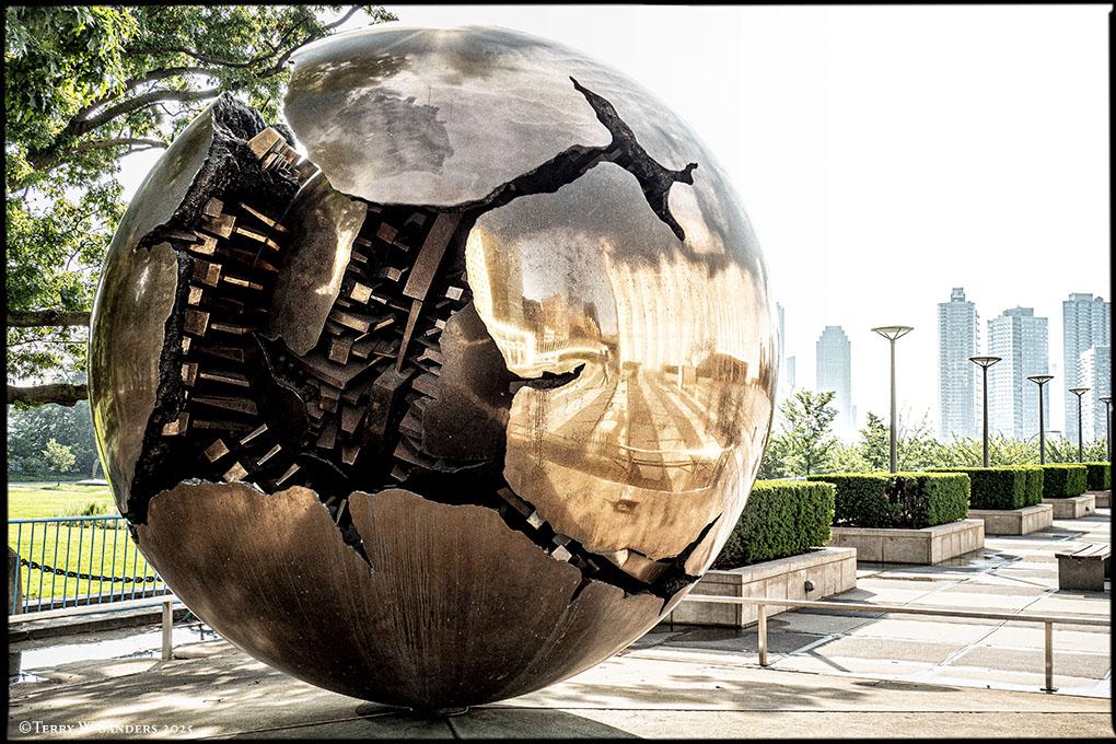 "Sfera con sfera” di Arnaldo Pomodoro nel piazzale del Palazzo di Vetro, sede delle Nazioni Unite a New York. Donata dal governo italiano nel 1996. Foto: Terry W. Sanders