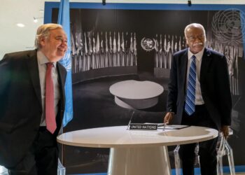 Il Segretario Generale dell'ONU Antonio Guterres e il Presidente dell'Assemblea Generale delle Nazioni Unite inaugurano la mostra sugli 80 anni della Carta. (UN Photo / Mark Garten)