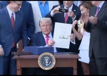 Donald Trump mentre firma la "Big, Beautiful Bill" durante la cerimonia per Independence Day alla Casa Bianca /ANSA