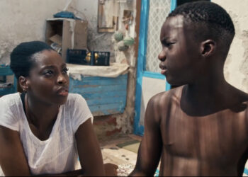 Binta e suo figlio Moussa in una scena di Spiaggia di vetro, il film di Will Geiger girato tra Calabria e Sicilia. Foto: Ufficio stampa Story Finders