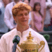 Il trofeo di Wimbledon, per la prima volta nelle mani di un Italiano (schermata YouTube: @Wimbledon)