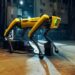 Robot dog di Boston Dynamics durante un test in ambiente industriale. Credit: Reuters
