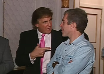 Donald Trump in compagnia di Jeffrey Epstein a Mar-a-Lago, nel 1992. (Ph:YouTube/CNCB)