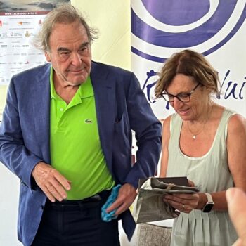 Oliver Stone durante un incontro al SalinaDocFest 2025 con Silvia Bizio