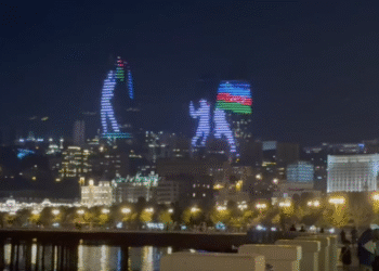 Immagine serale di Baku  . (Screenshot)
