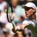 L'italiano Jannik Sinner risponde con un rovescio all'italiano Luca Nardi durante il loro incontro di primo turno del singolare maschile nel secondo giorno dei Campionati di Wimbledon 2025 all'All England Lawn Tennis and Croquet Club di Wimbledon, a sud-ovest di Londra (Foto di HENRY NICHOLLS / AFP / ANSA)
