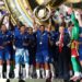 I campioni del Chelsea alzano la coppa con Trump che applaude/Foto Ansa