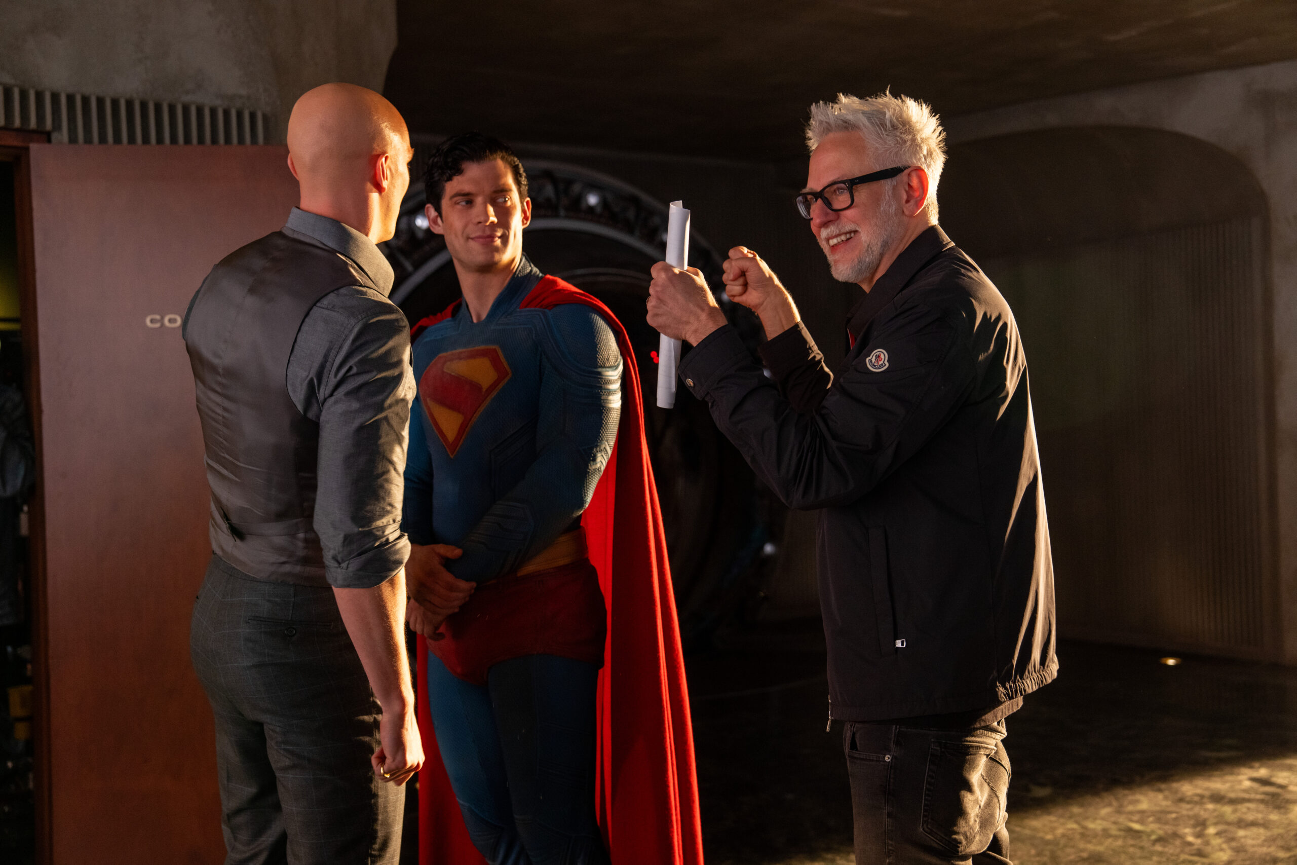 James Gunn e David Corenswet sul set di Superman. © 2025 Warner Bros. / DC. Photo: Greg Williams.