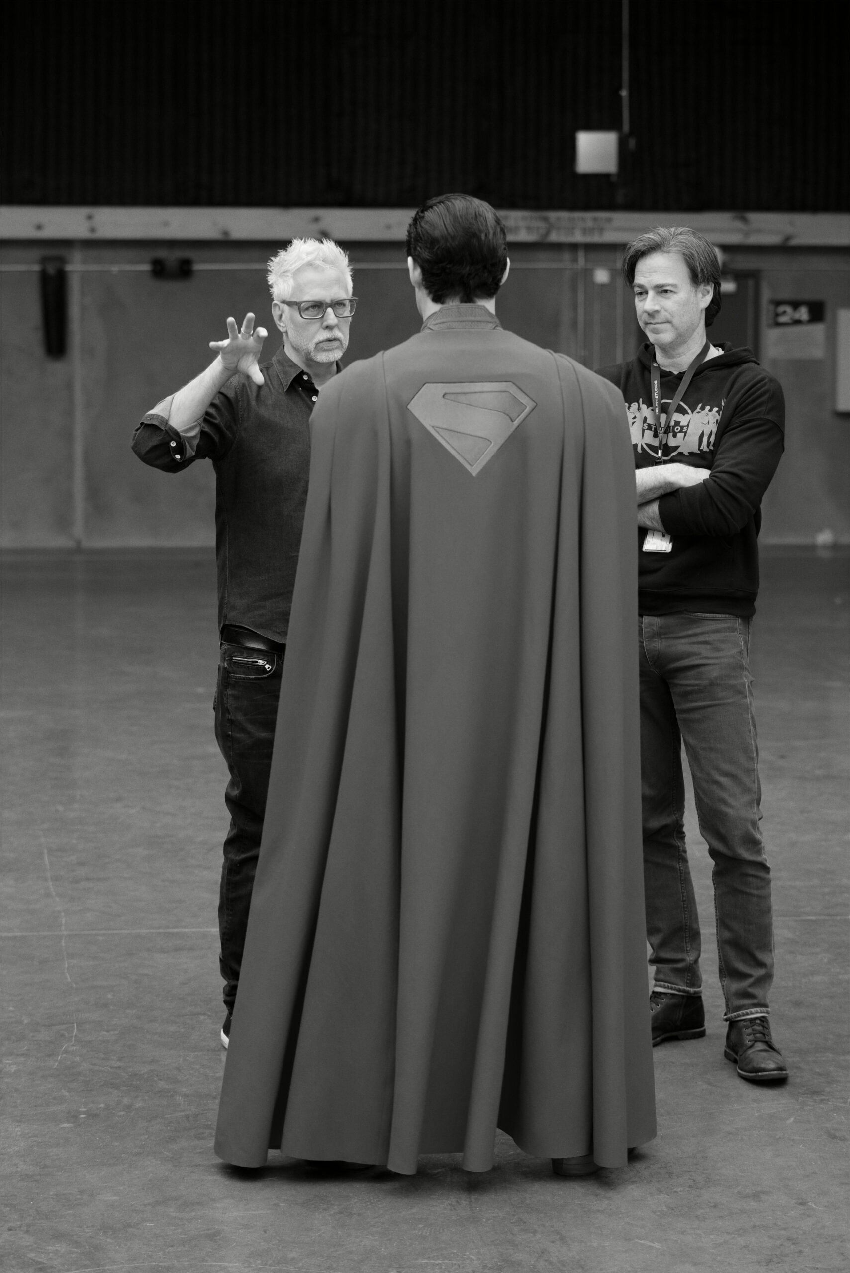 James Gunn e David Corenswet sul set di Superman. © 2025 Warner Bros. / DC. Photo: Greg Williams.