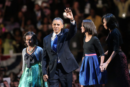 Barack Obama con la moglie Michelle e le figlie festeggia la rielezione