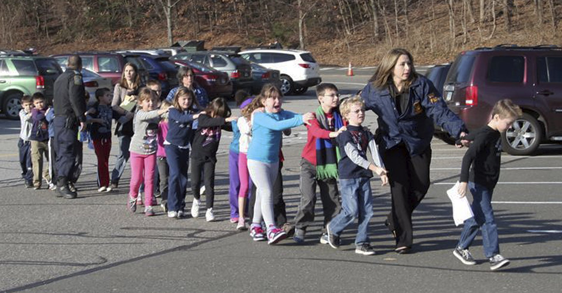 14 Dicembre 2012: alcuni bambini della Sandy Hook Elementary School portati in salvo dai poliziotti
