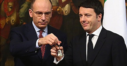 Enrico Letta cede a Matteo Renzi la campanella della Presidenza del Consiglio