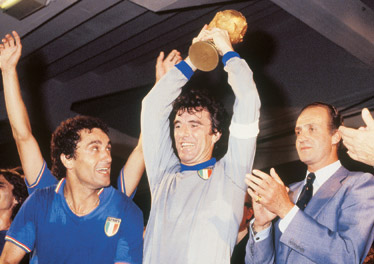 1982: Dino Zoff alza la Coppa del Mondo dopo la magica finale di Madrid contro la Germania vinta dagli Azzurri per 3-1