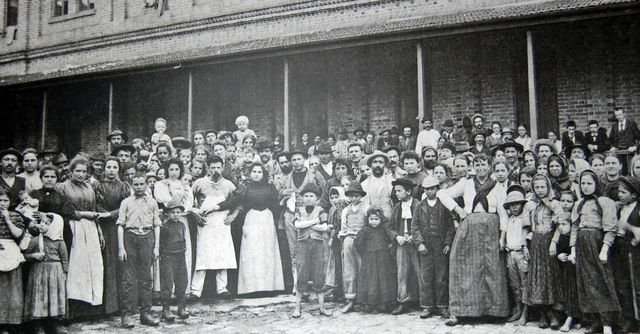 Immigrati italiani in una fabbrica a San Paolo, Brasile