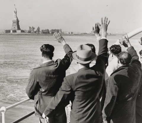 I nuovi immigrati, all'arrivo a New York, salutavano la Statua della Libertà, simbolo di un nuovo inizio