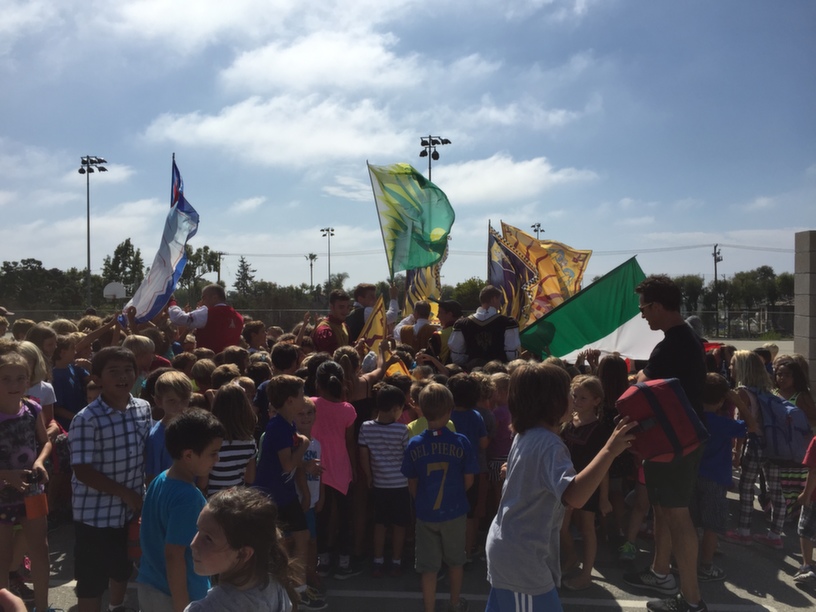 L'esibizione degli sbandieratori nella scuola elementare di Newport Beach.