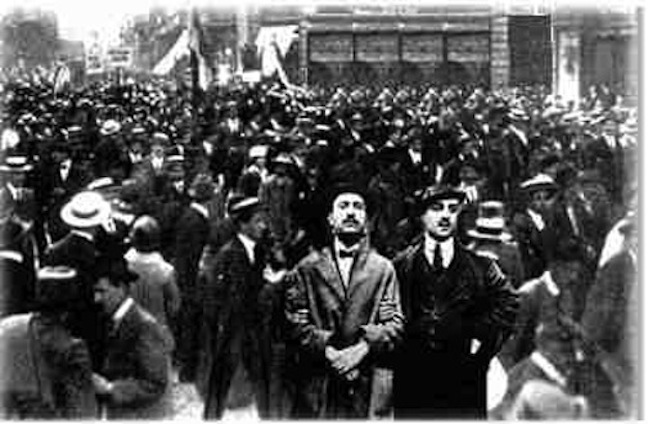 Benito Mussolini ad una manifestazione interventista a Milano