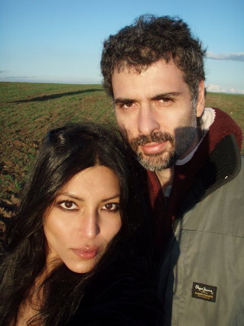 Manuel con la moglie, una cantante pop-rock di origine indiana