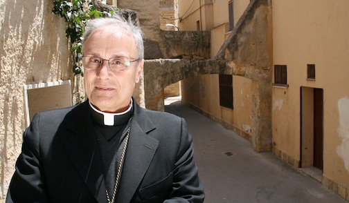 Il vescovo di Mazara del Vallo Domenico Mogavero tra i vicoli della Casba