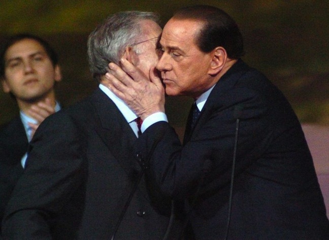 Il bacio del ringraziamento: Marcello Dell'Utri e Silvio Berlusconi
