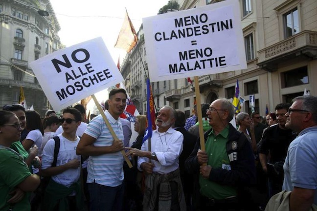 Una manifestazione anti immigrati a Milano (Foto Ansa)
